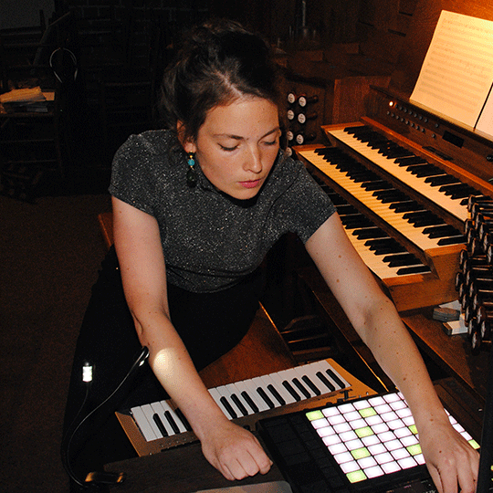 Anne Michael an der Orgel und Aggrgat aus Lübeck