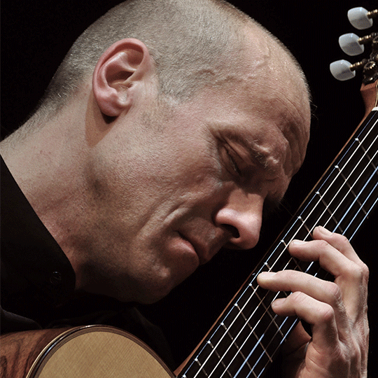 Boris Guckelsberger mit Gitarre im Meldorfer Dom